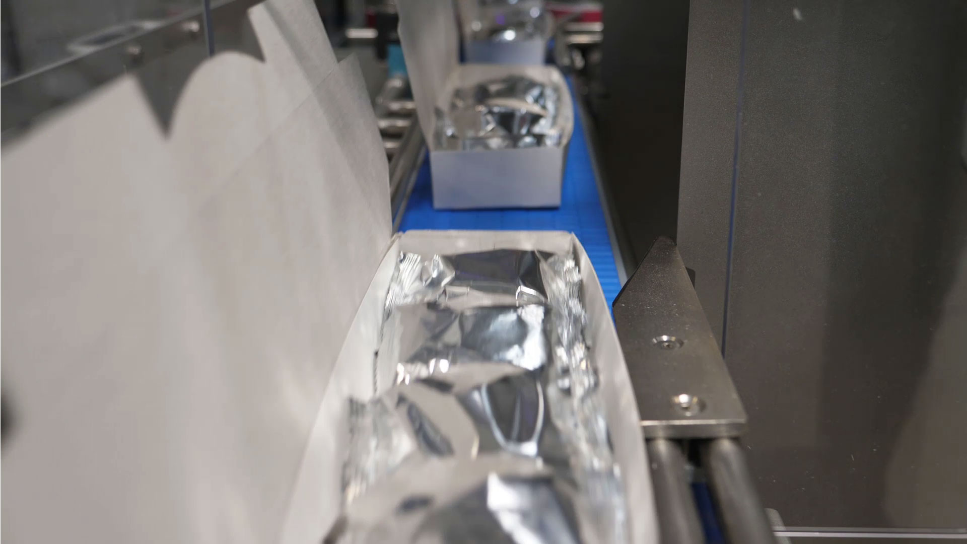 Robot station for packing machine in-feed