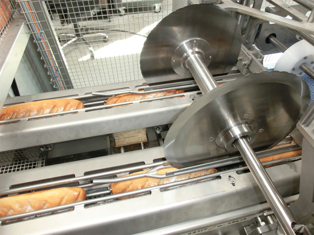Slicer for "baguette" sandwiches - vertical cutting disc